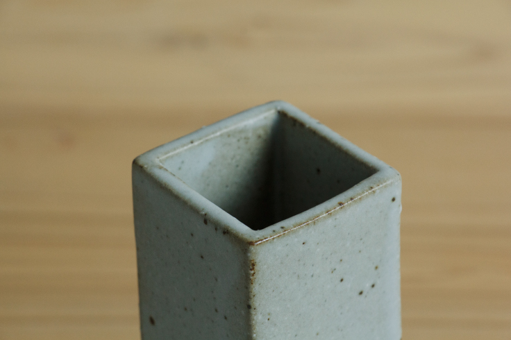 陶器製グレー花瓶 不規則形状 とって型のおしゃれな陶器の花瓶｜やよいさん｜北欧風、和風