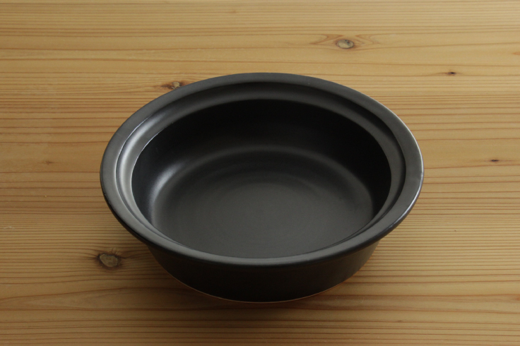 陶のすき焼鍋 こぶり 黒 陶のすき焼き鍋 かもしか道具店オンラインショップ